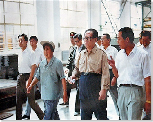 1992年8月13日，江泽民总书记视察公司所属企业。江泽民总书记在视察了主要生产车间后异常兴奋地表示：“没到天水之前，还不知道这里有这么好的工厂！”，并欣然为公司题字留念。.png